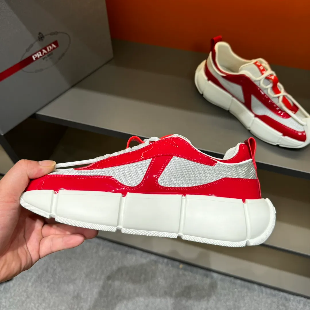 P460 PRADA/Prada men's lace-up leather casual sports shoes, the upper is made of cowhide leather and breathable mesh. It is soft, comfortable and breathable. The tongue is decorated with the PRADA brand letter logo. The thick rubber sole echoes the red label tongue. The style is fashionable and elegant. The details are carefully crafted. A casual sports shoe with a super western style and excellent breathability! Code number 38-45 (45 customized)